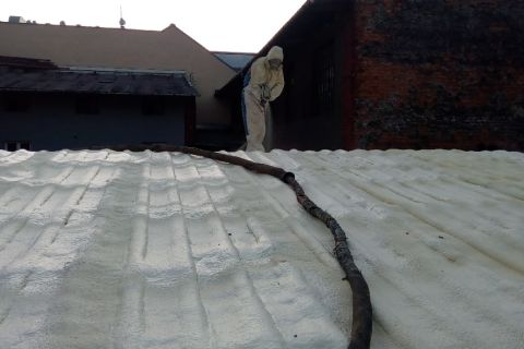 Střecha skladu - tvrdá PUR